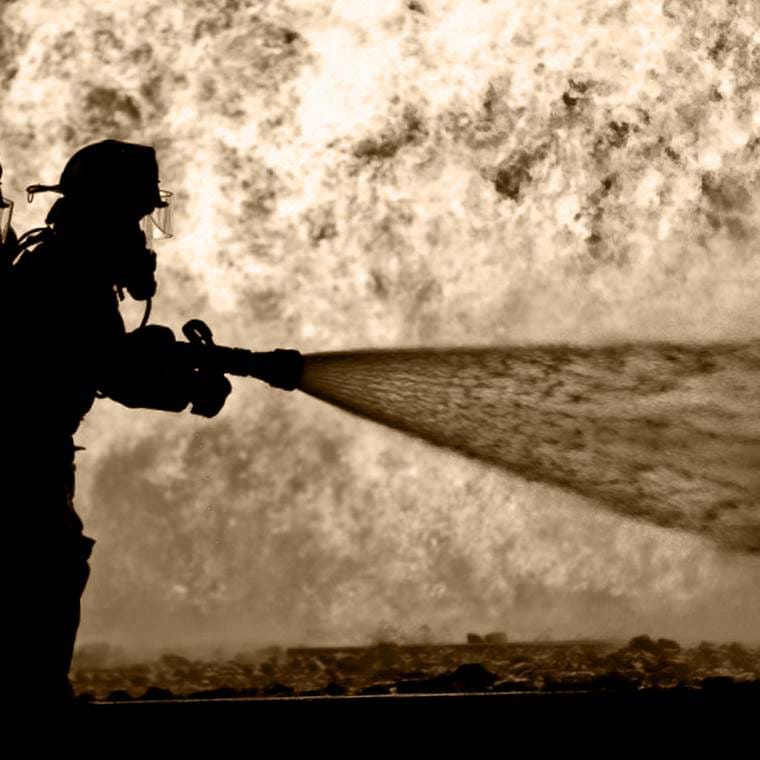 Feuerwehrleute bekämpfen Feuer