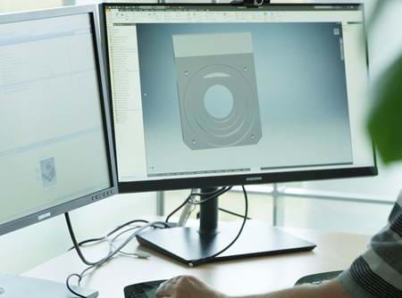 Ingenieur arbeitet am Computer