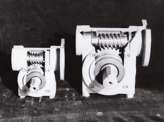 Querschnitt eines Schneckenrads. Schwarz-Weiß-Foto aus den Anfängen der Geschichte des BJ-Getriebes