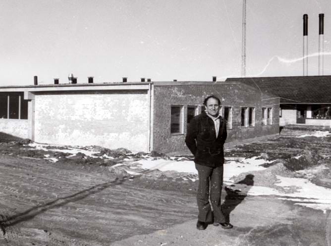 Børge Jensen vor den neuen Gebäuden in Tilst im Jahr 1976