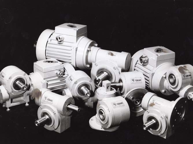 Schwarz-Weiß-Foto von mehreren Schneckengetrieben und Motor
