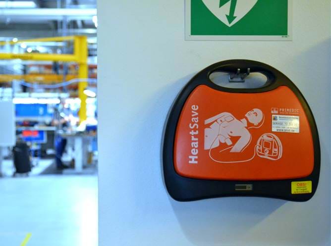 Sicherheit und Erste Hilfe - Defibrillator in der Fabrik