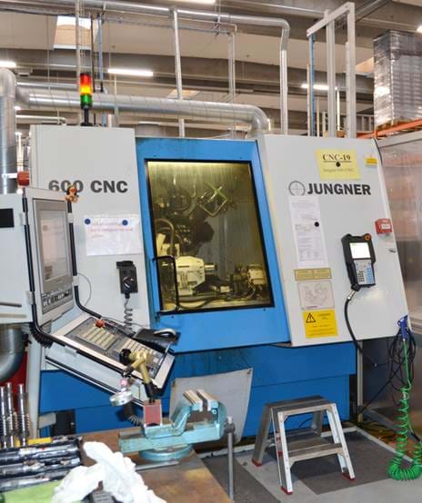 CNC-Schleifmaschine im Werk von BJ-Gear