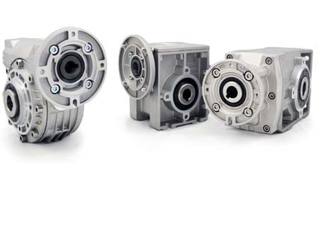 Drei verschiedene Hydro-Mec Winkelgetriebe auf transparentem Hintergrund