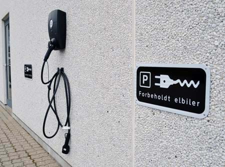 Ladestation mit Schild - nur für Elektroautos